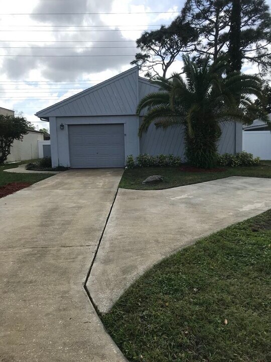 467 Willow Tree Dr in Melbourne, FL - Building Photo
