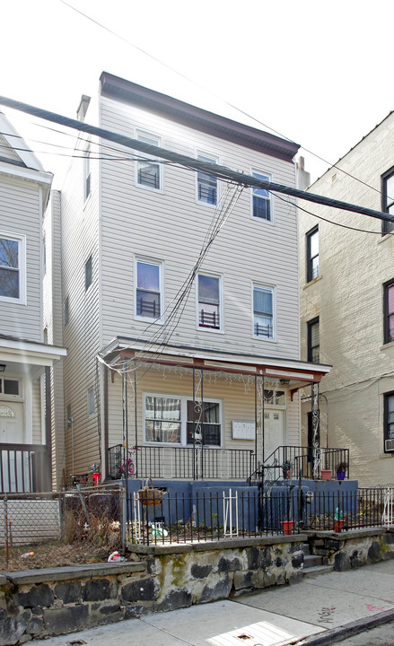 8 Lafayette Pl in Yonkers, NY - Building Photo