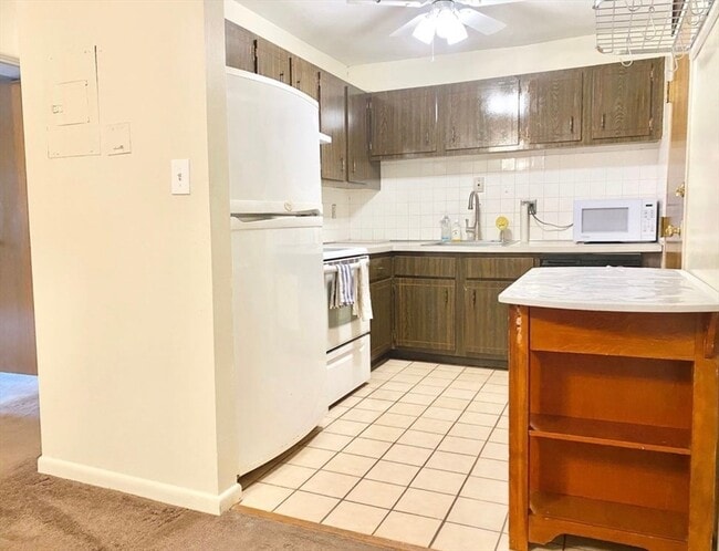 2108 Phillips Rd in New Bedford, MA - Building Photo - Building Photo