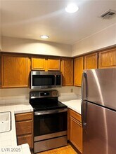 2140 Pinetop Ln in Las Vegas, NV - Foto de edificio - Building Photo