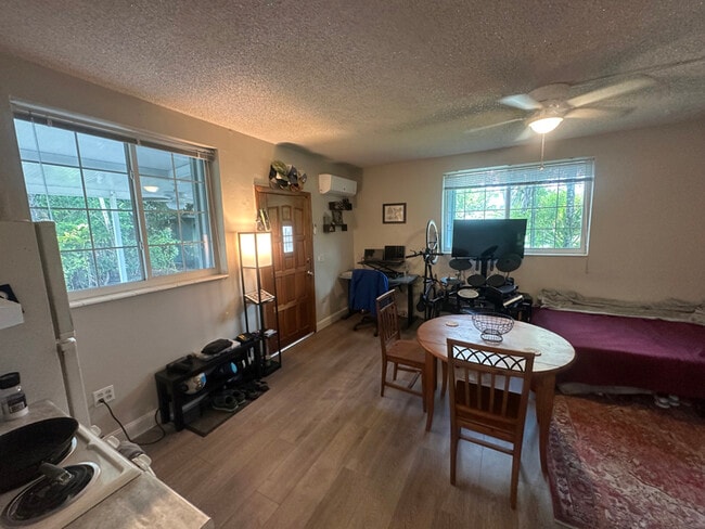 200 Whitethorn Dr in Miami Springs, FL - Building Photo - Building Photo