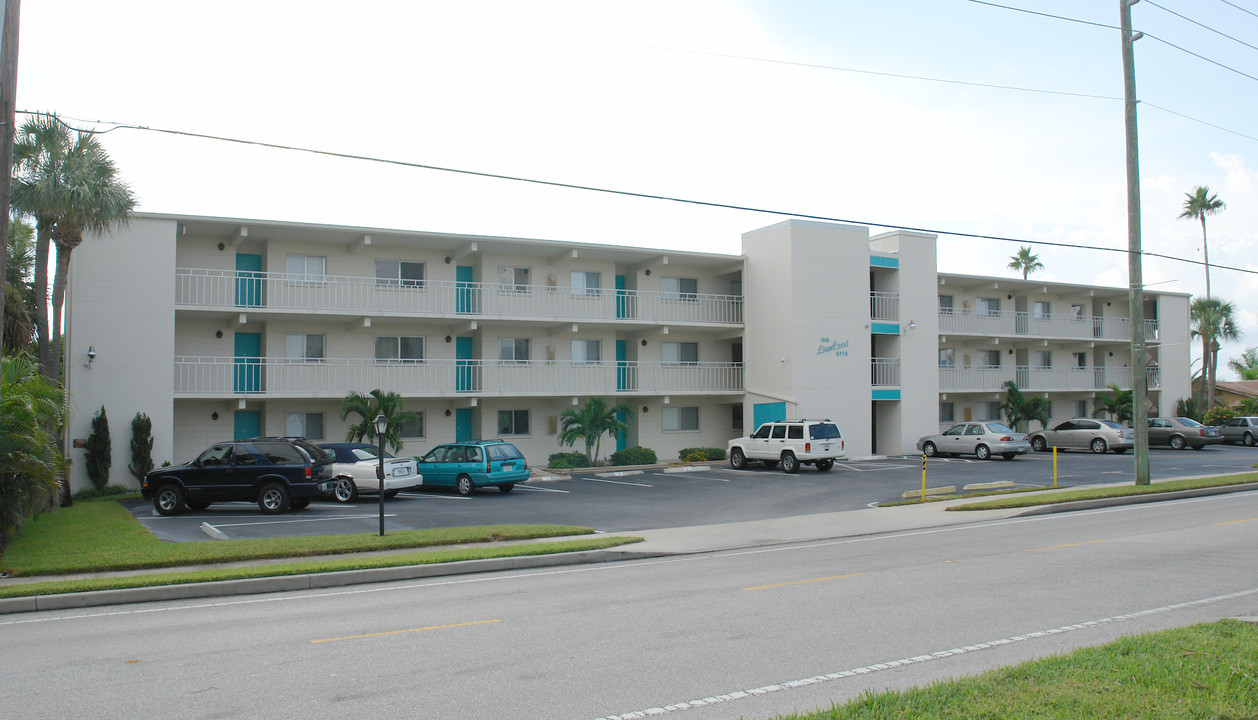 Linn Crest Apartments in St Pete Beach, FL - Building Photo