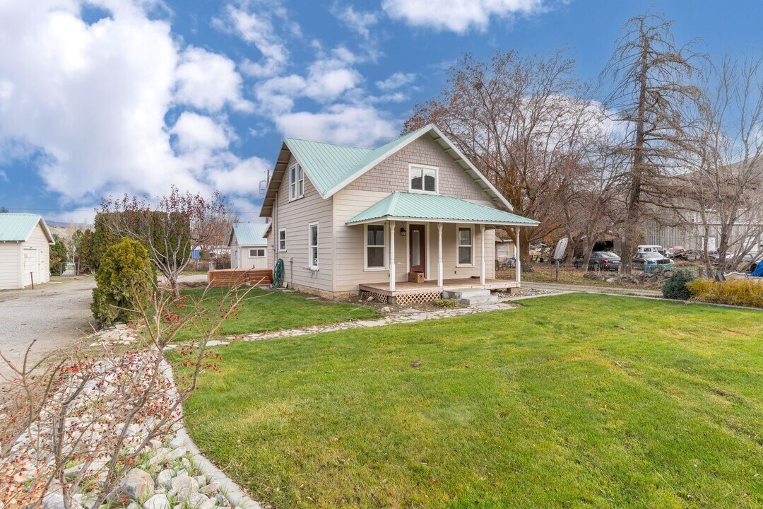 3847 McKee Ln in Monitor, WA - Building Photo