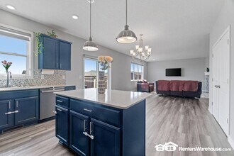 1225 Maple Ln in Carver, MN - Foto de edificio - Building Photo