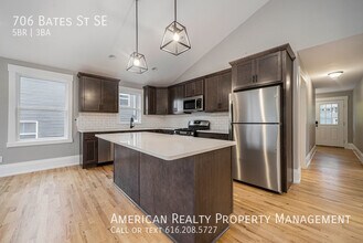 706 Bates St SE in Grand Rapids, MI - Building Photo - Building Photo