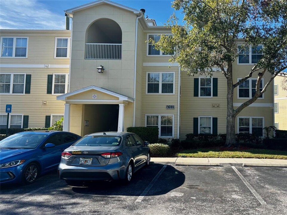 18145 Sterling Gate Cir-Unit -18145 in Tampa, FL - Building Photo