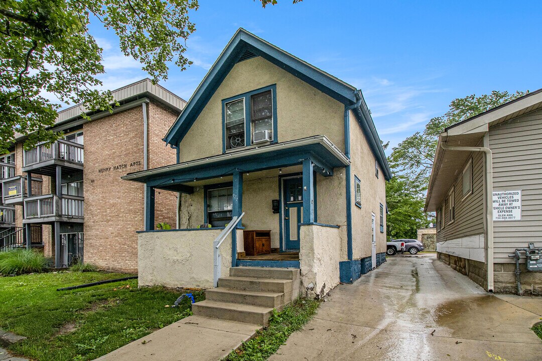 927 S Division St in Ann Arbor, MI - Building Photo