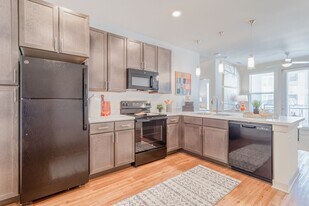 13725 Summit Ridge Dr in Houston, TX - Building Photo