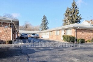 5517 Douglas Rd in Toledo, OH - Building Photo