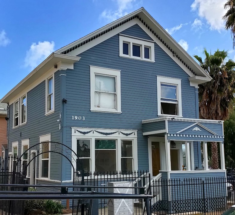 Living Q in San Diego, CA - Building Photo