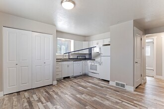 447 W 4900 S, Unit 3 in Washington Terrace, UT - Building Photo - Building Photo