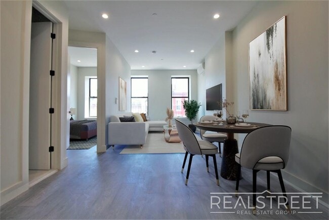 697 DeKalb Ave, Unit 3F in Brooklyn, NY - Foto de edificio - Building Photo