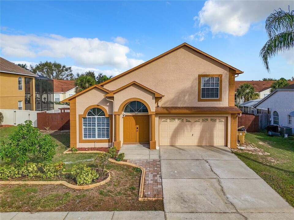 8815 Kensington Ct in Kissimmee, FL - Foto de edificio