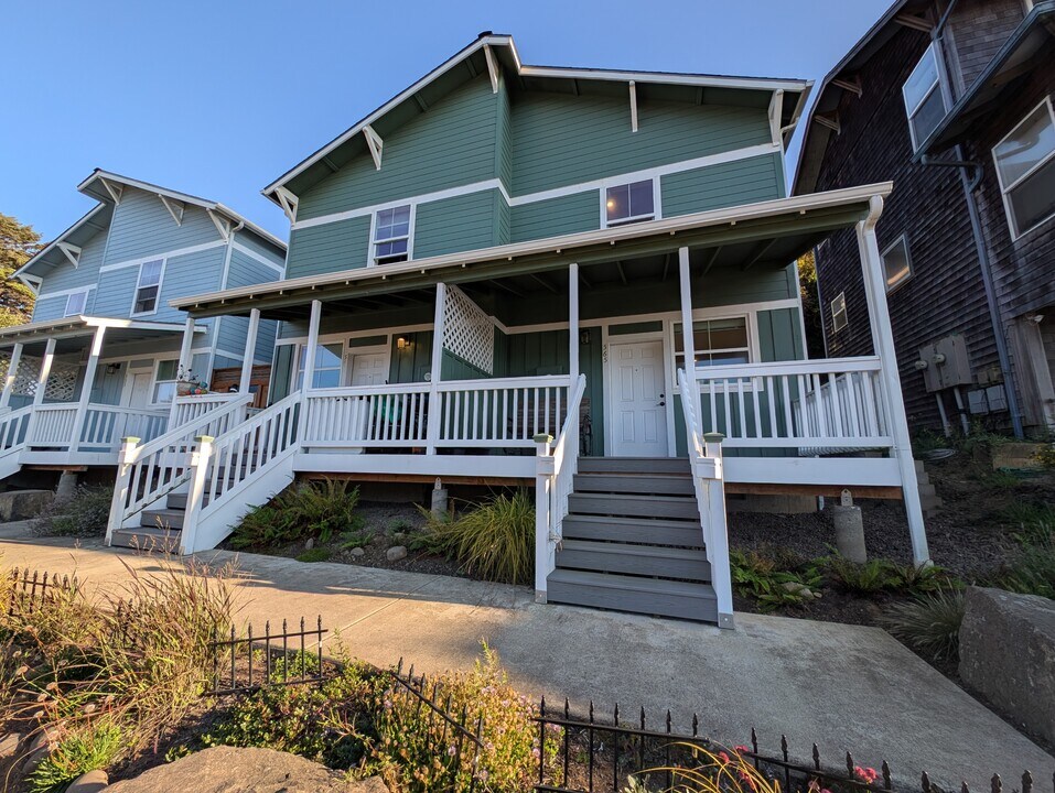 565 NW Coast St in Newport, OR - Foto de edificio