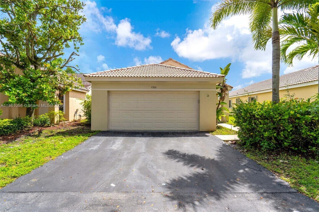 4366 Mahogany Ridge Dr in Weston, FL - Building Photo