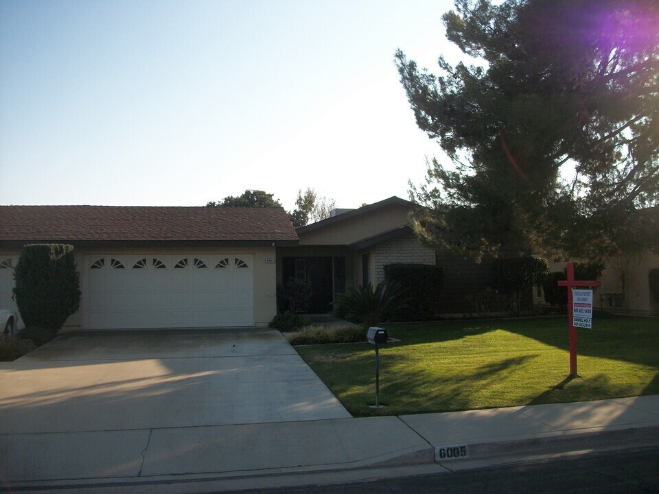 6005 Indian Wells Ave in Bakersfield, CA - Building Photo