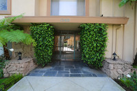 Chandler Apartments in Valley Village, CA - Foto de edificio - Building Photo