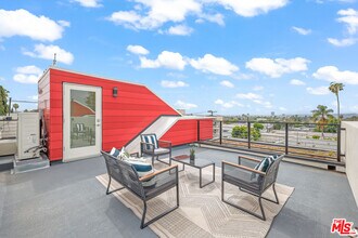 1202 N Orange Dr in Los Angeles, CA - Building Photo - Building Photo