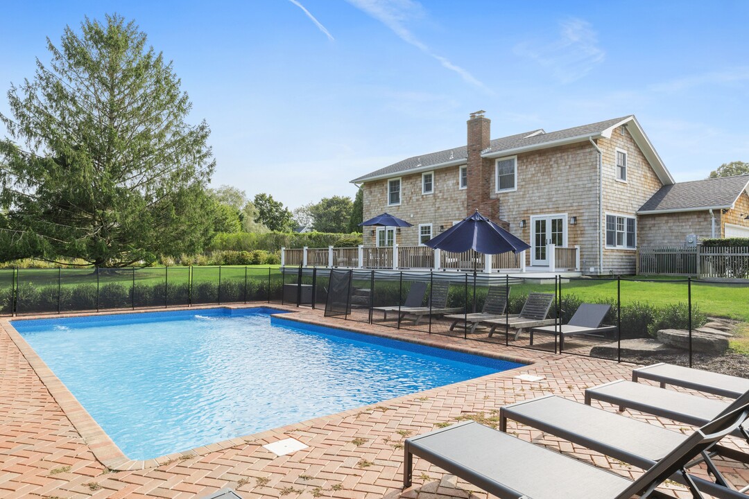 9 Dovas Path in Southampton, NY - Building Photo