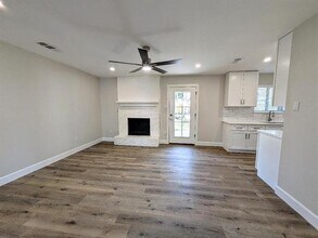 1105 Sherwood Dr in Bedford, TX - Building Photo - Building Photo