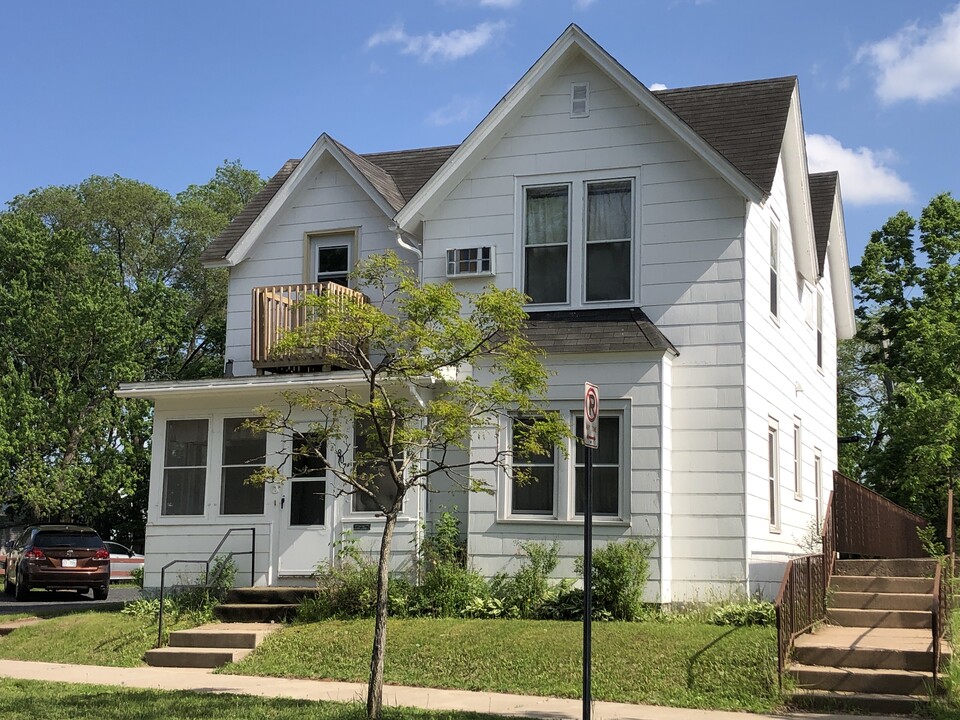807 E Grand Ave, Unit 3 in Eau Claire, WI - Building Photo