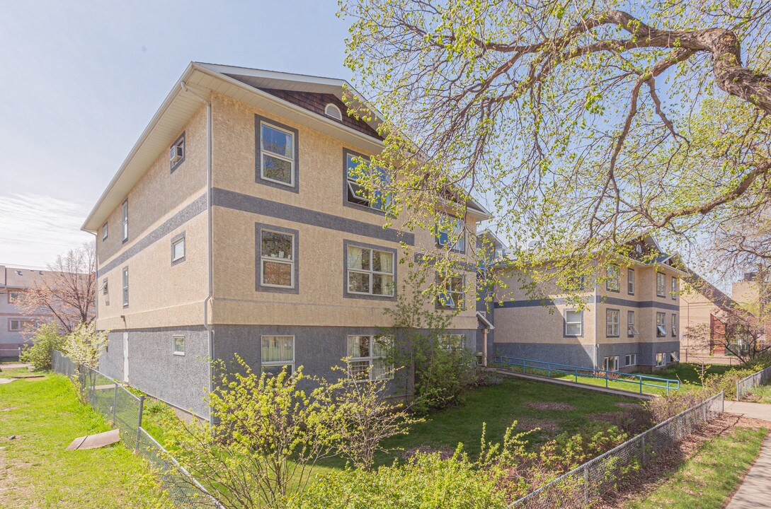 9535 108th Ave NW in Edmonton, AB - Building Photo