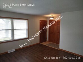 21305 Mary Lynn Dr in Brookfield, WI - Building Photo - Building Photo