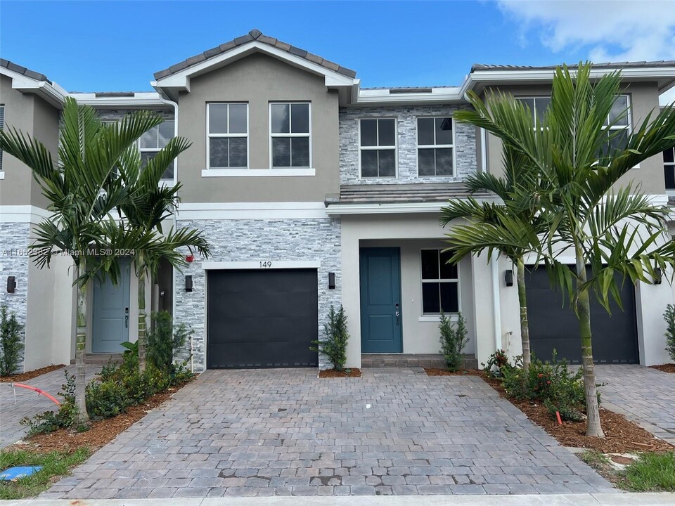 149 SW 170th Ave in Miramar, FL - Building Photo