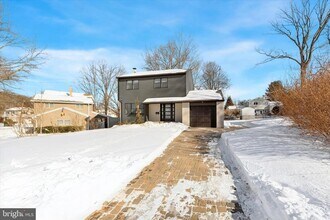 17 McLaughlin Dr in Doylestown, PA - Building Photo - Building Photo