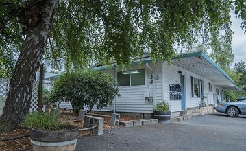 Cedarwood Villa in McMinnville, OR - Foto de edificio - Building Photo