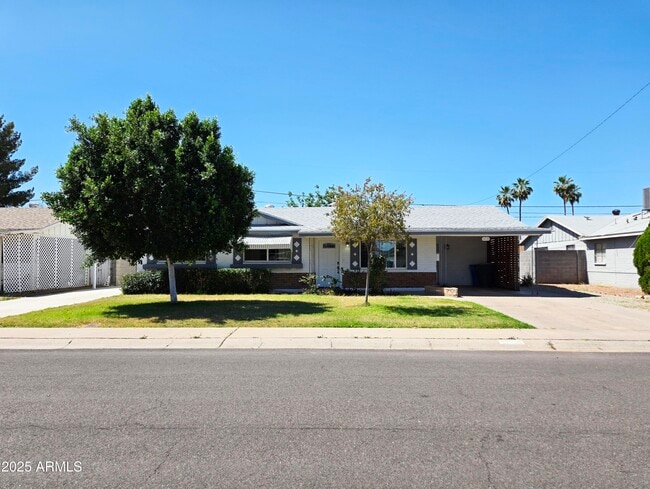 property at 3039 W Bloomfield Rd