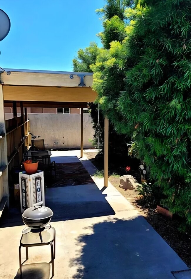 327 N Lincoln Ave, Unit 327 North in Manteca, CA - Foto de edificio - Building Photo