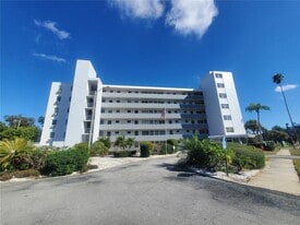 200 N Betty Ln in Clearwater, FL - Building Photo