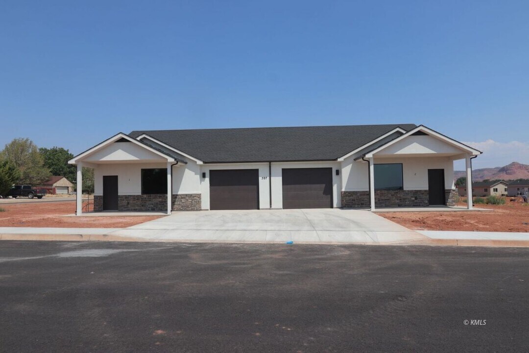 397 W Willow Dr in Kanab, UT - Building Photo