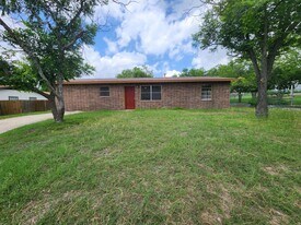 1205 W Ave B in Lampasas, TX - Building Photo