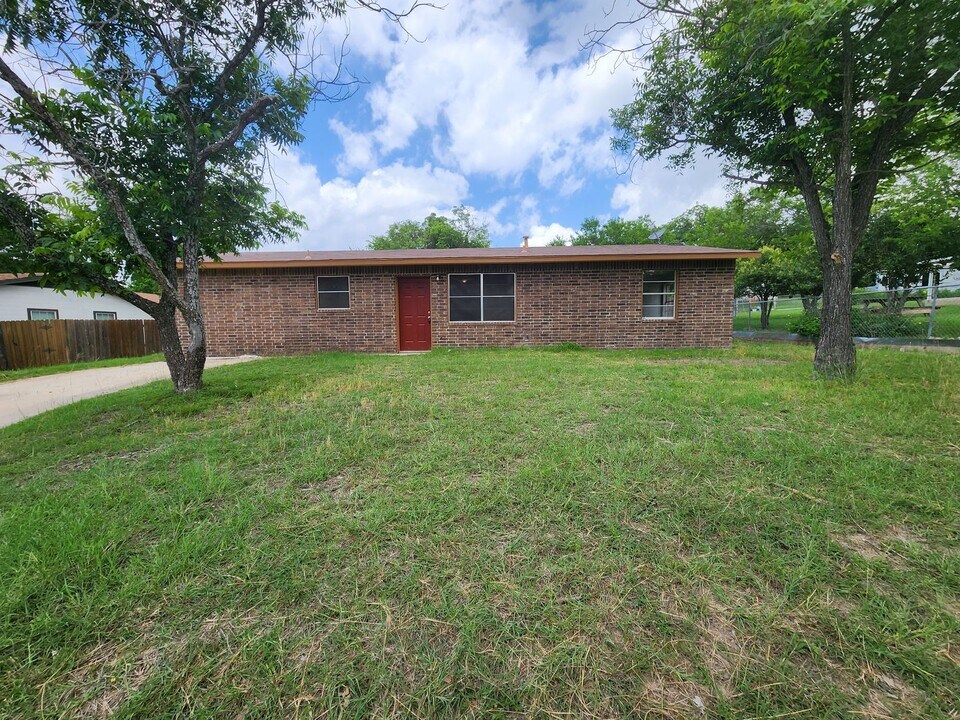 1205 W Ave B in Lampasas, TX - Building Photo