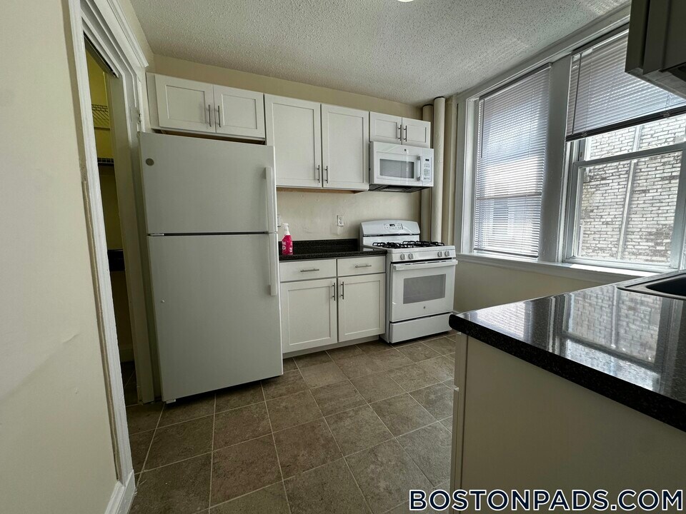 5 Barrows St in Boston, MA - Building Photo