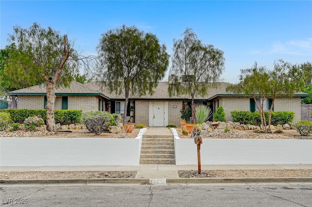 830 Fairview Dr in Henderson, NV - Building Photo