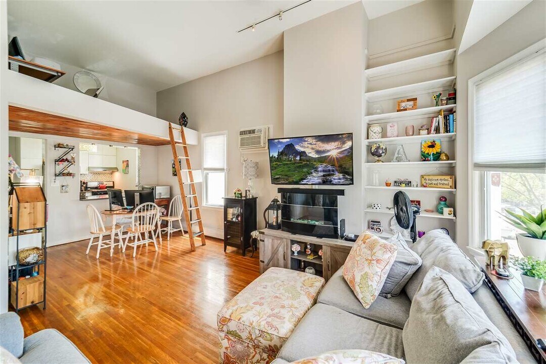 22 Charles St-Unit -3R in Jersey City, NJ - Building Photo