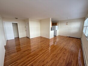 324 Strawberry Hill Ave in Norwalk, CT - Building Photo - Building Photo