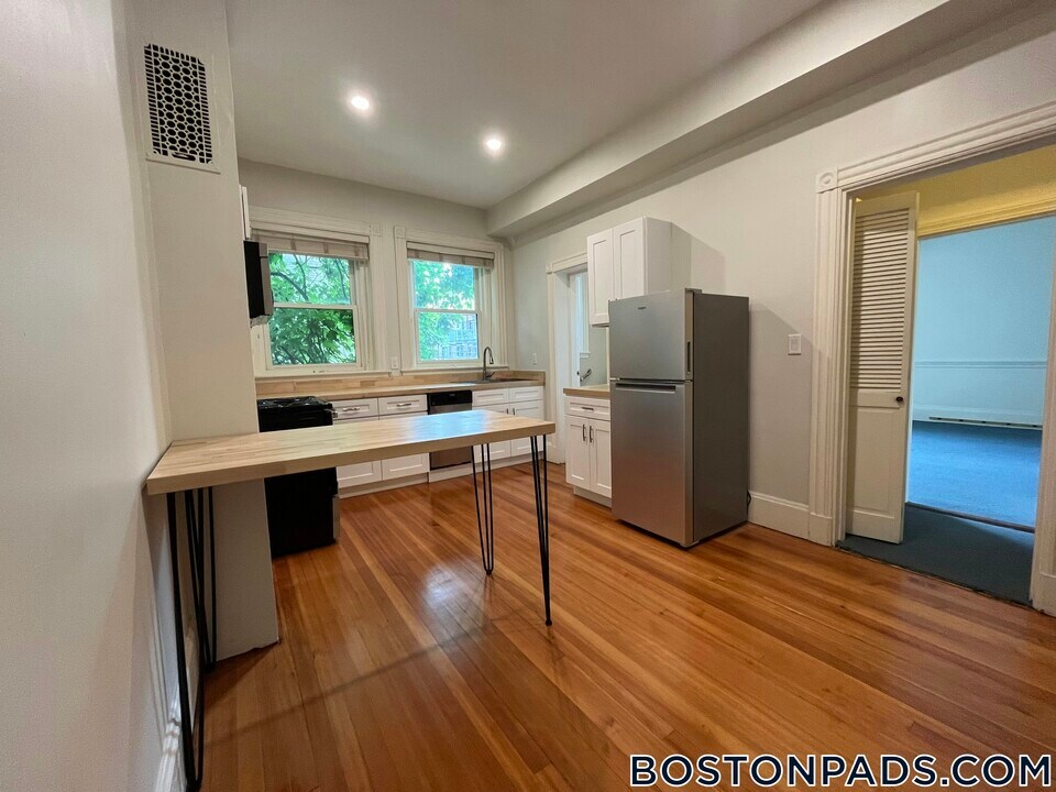 917 Beacon St in Boston, MA - Building Photo