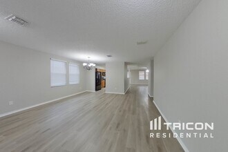 2011 Kalgary Ln in Grand Prairie, TX - Building Photo - Building Photo