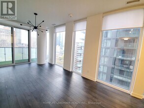 28 Wellesley St E in Toronto, ON - Building Photo - Building Photo