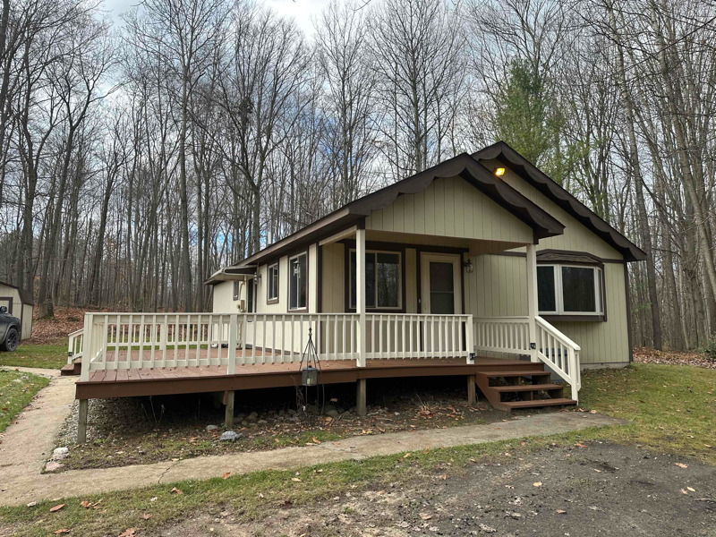 195 Hills Cir in Le Roy, MI - Foto de edificio