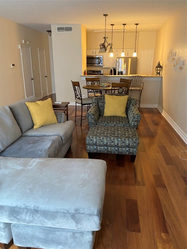 580 Wilcrest Dr in Houston, TX - Building Photo - Building Photo