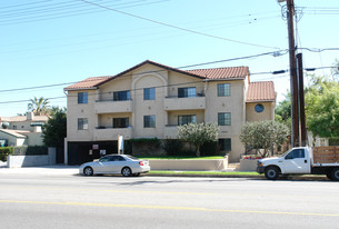 Wood Manor in Van Nuys, CA - Building Photo