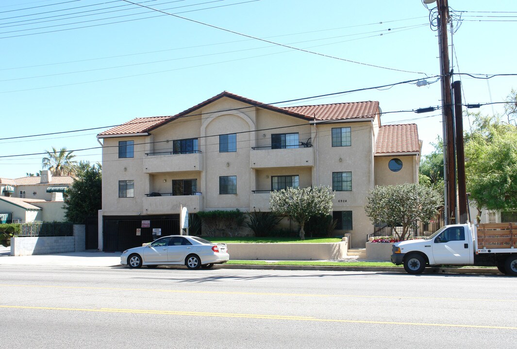 Wood Manor in Van Nuys, CA - Building Photo