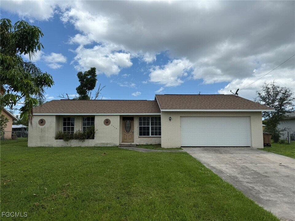 4344 SW 7th Ave in Cape Coral, FL - Foto de edificio