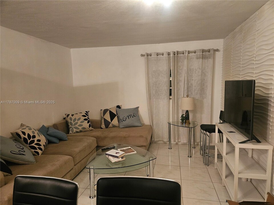 8425 Harding Ave in Miami Beach, FL - Foto de edificio
