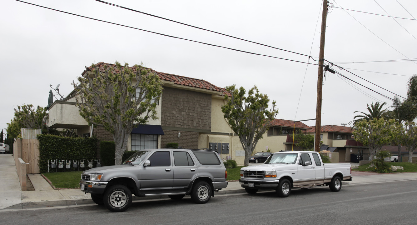 The Elm Street Townhomes in Huntington Beach, CA - Building Photo